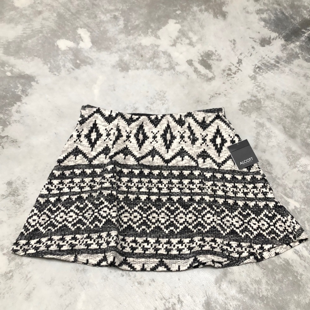 NWT !! Alcott skirt 🖤🤍. Size L